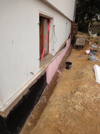 Sanierung der Kelleraußenwand mit Dämmplatten und Abdichtung bei einem Einfamilienhaus.